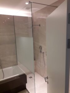 op maat gemaakte glazen douche